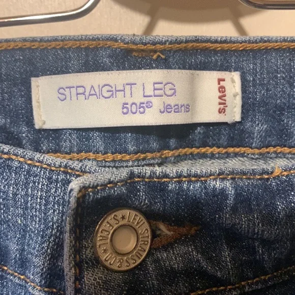 Ladies Levi’s - Picture 2 of 2